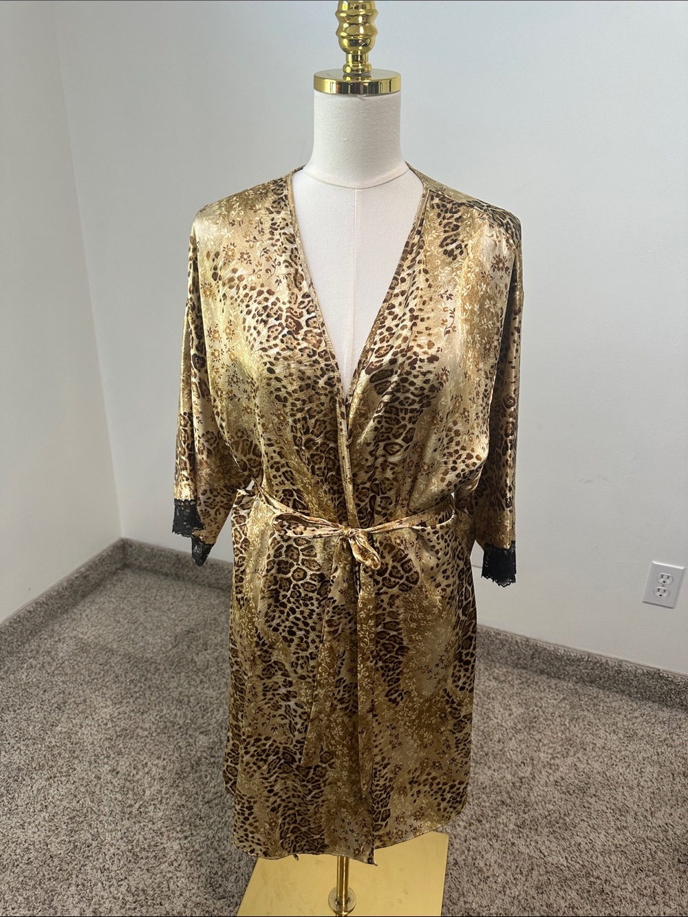 🍏 Vintage California Dynasty Satin Robe